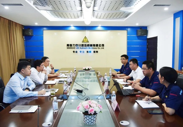 為高質(zhì)量發(fā)展賦能！青島高新區(qū)李天傳主任至力克川液壓調(diào)研2.jpg