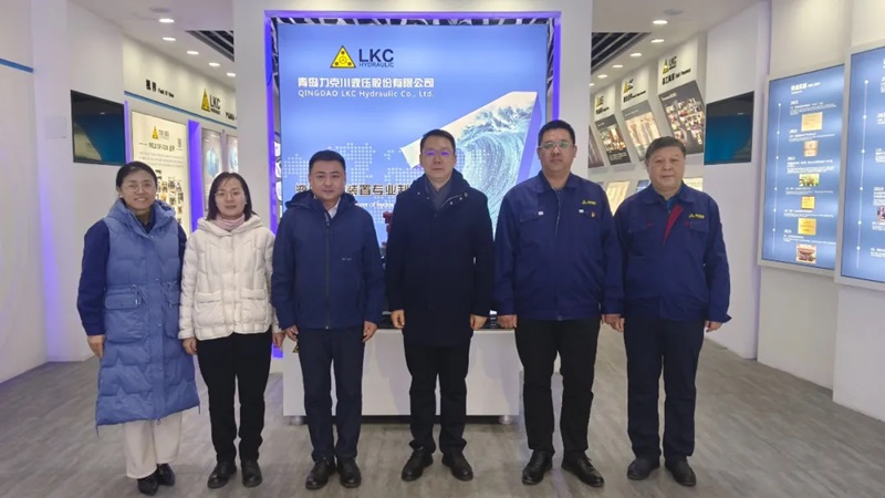 高新區(qū)工委委員、管委副主任張建軍一行蒞臨青島力克川液壓股份有限公司調(diào)研指導(dǎo)1.jpg