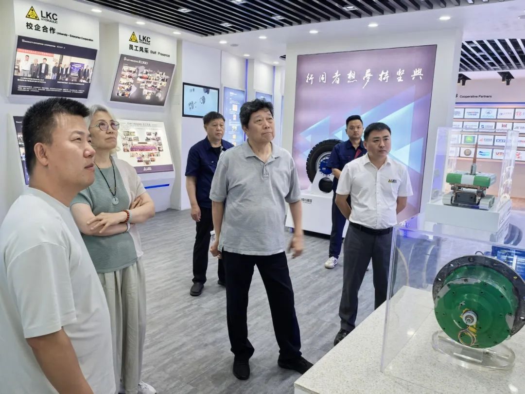中國液壓氣動密封件工業(yè)協(xié)會理事長杜旭東一行蒞臨我公司參觀指導(dǎo)1.jpg